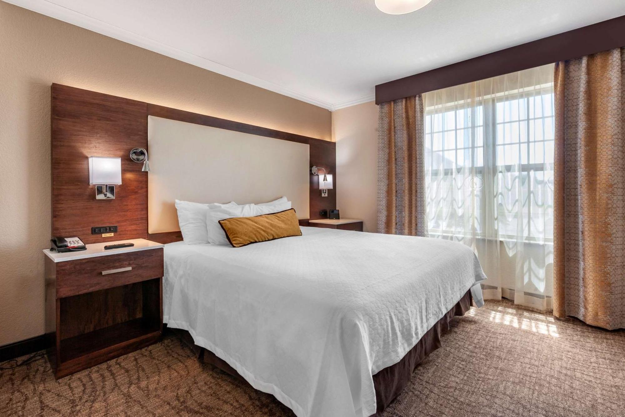 Best Western Premier Bridgewood Hotel Resort Neenah Exterior photo